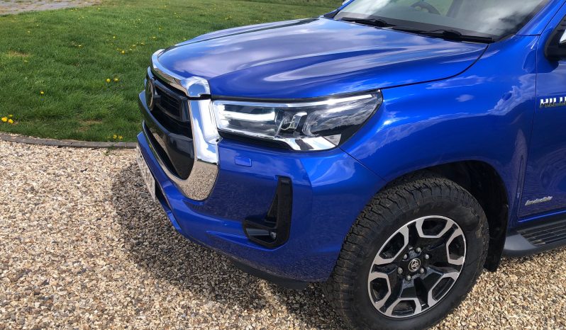 
								Toyota Hilux Invincible 2021 full									